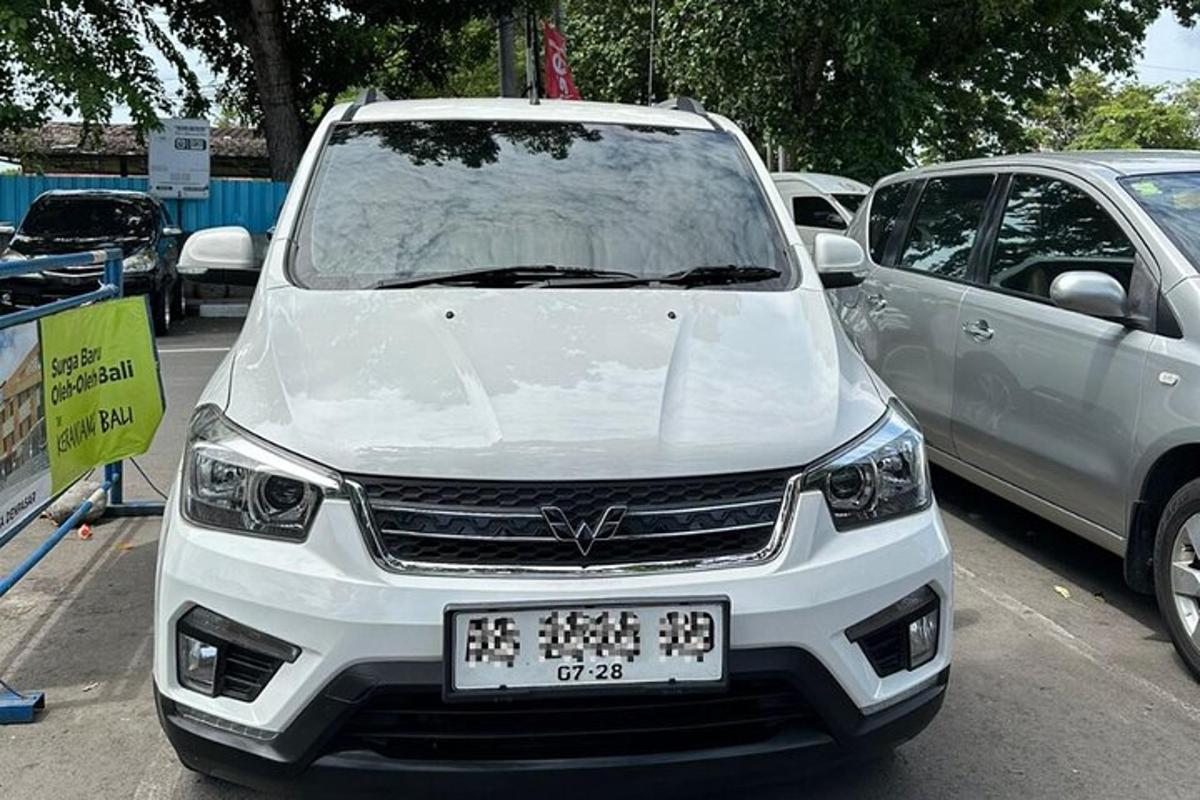 um carro branco estacionado em um estacionamento