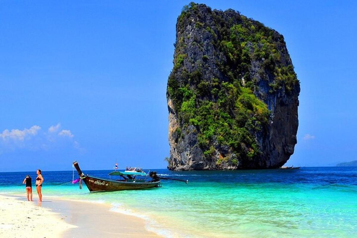 sebuah perahu di pantai dengan batu di laut