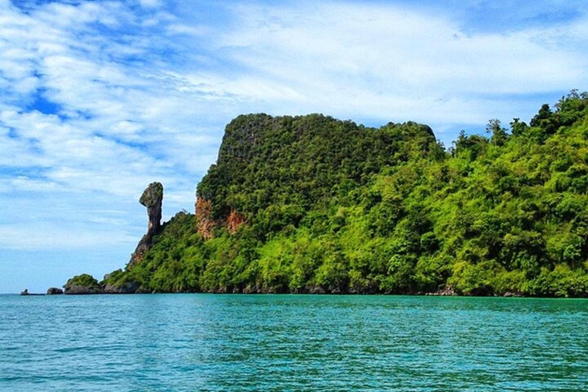 sebuah pulau kecil di tengah perairan