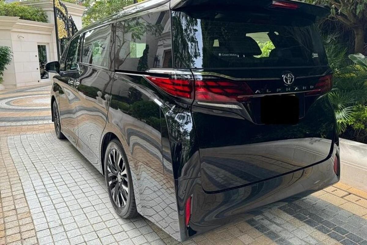 un'auto con il bagagliaio aperto su una strada