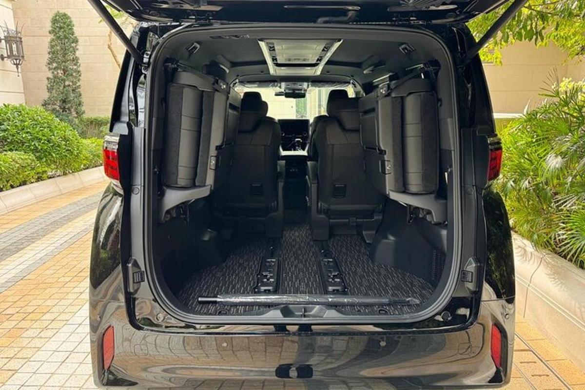 Un maletero abierto de un Jeep Grand Cherokee
