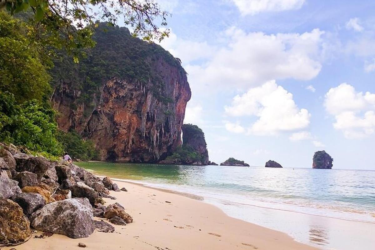 pantai dengan bebatuan dan lautan serta gunung
