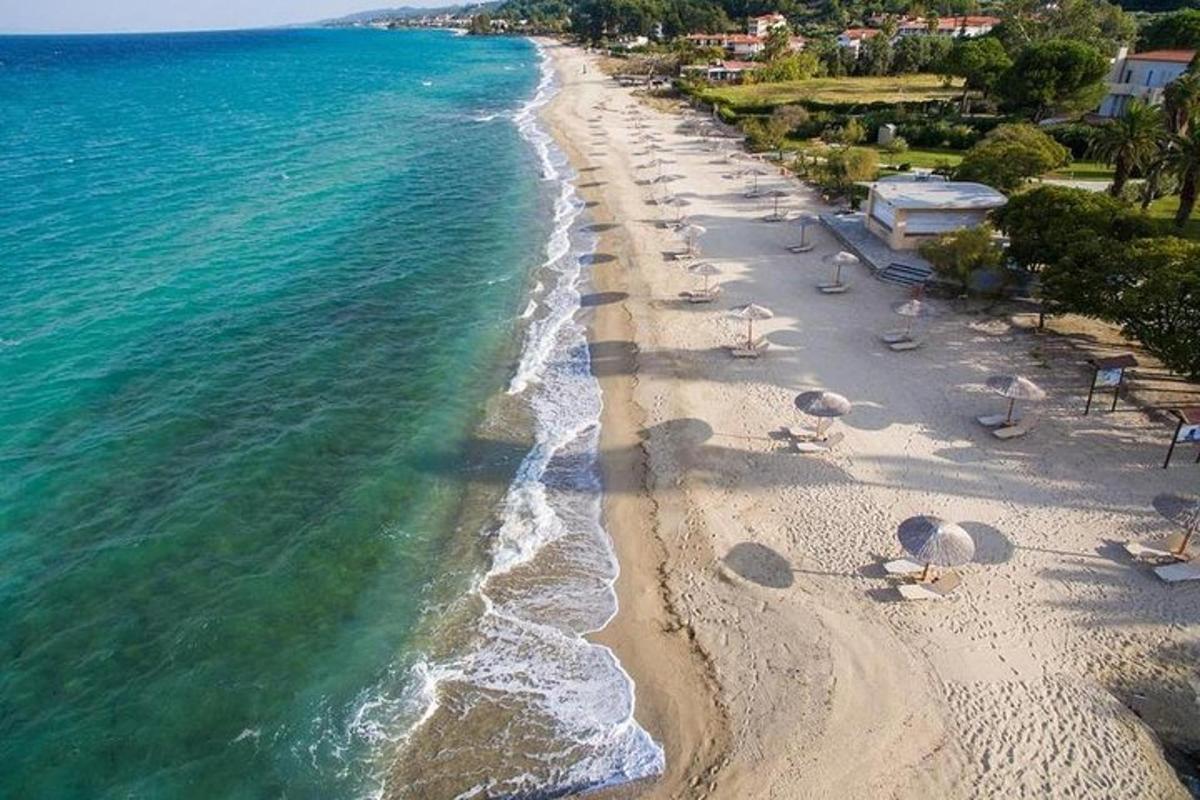 egy légi felvétel egy strandról székekkel és az óceánnal