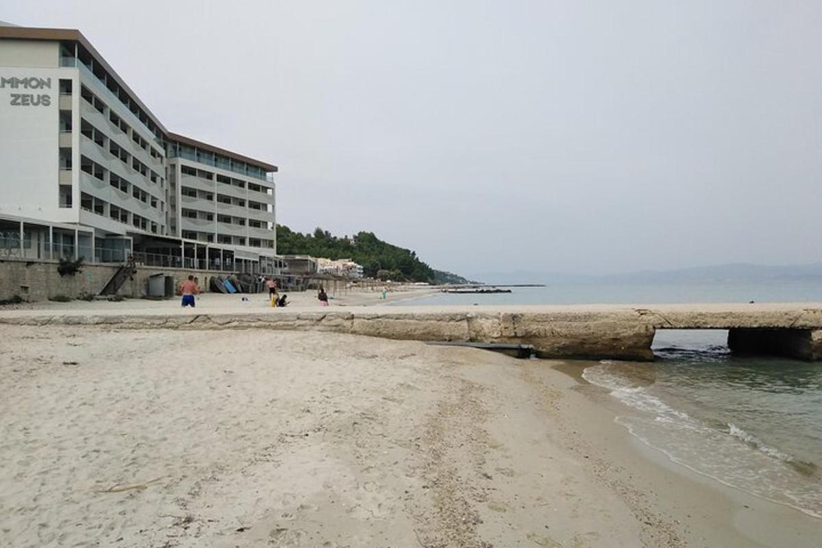 egy strand épületekkel és emberekkel a parton