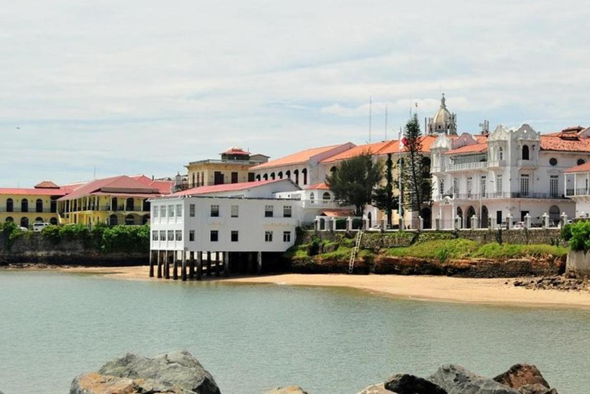 un grupo de edificios en una playa junto a un cuerpo de agua