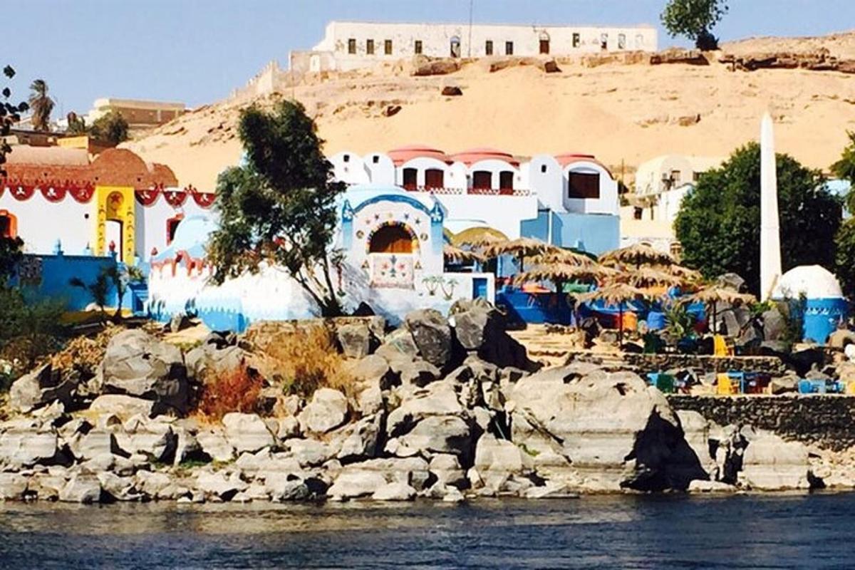 μια ομάδα κτιρίων στην πλευρά ενός υδάτινου σώματος