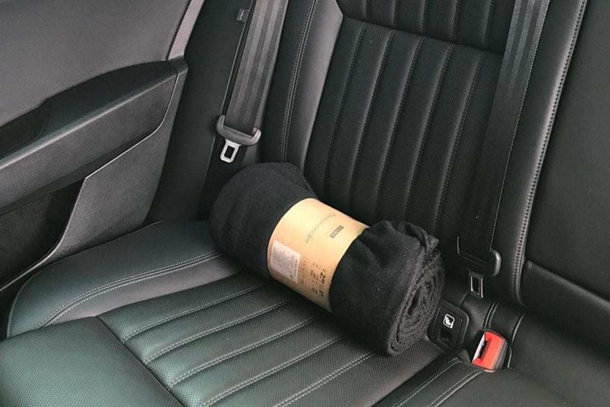 Una taza de café en el asiento trasero de un coche.
