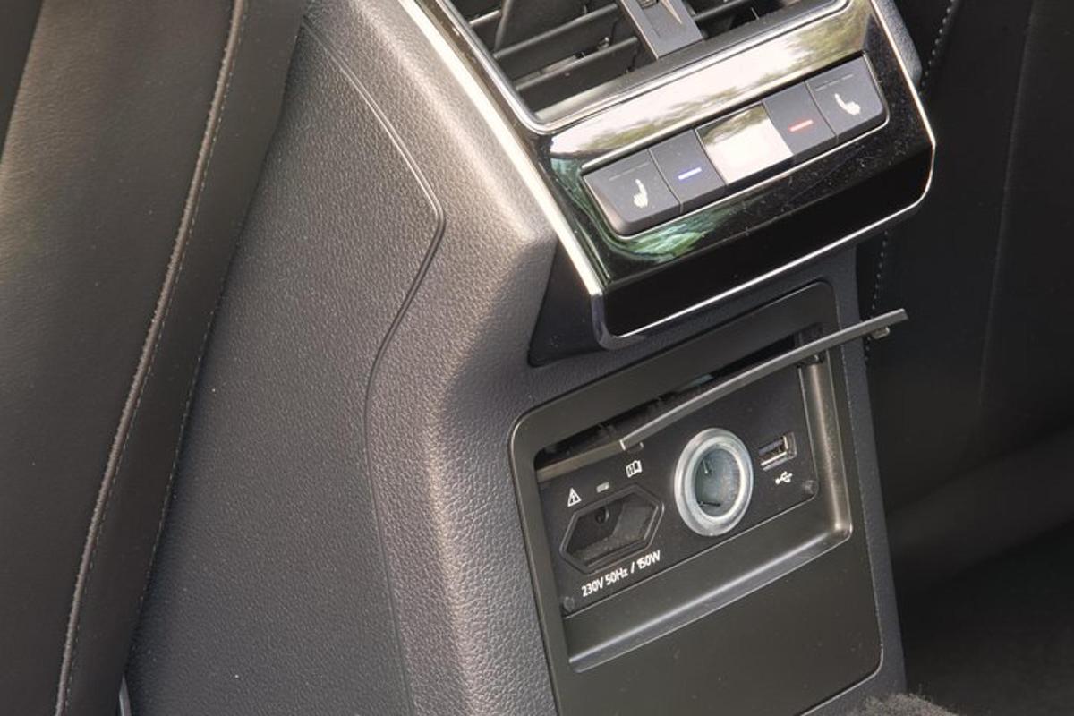 Un coche con un lector de tarjetas en la consola del coche.