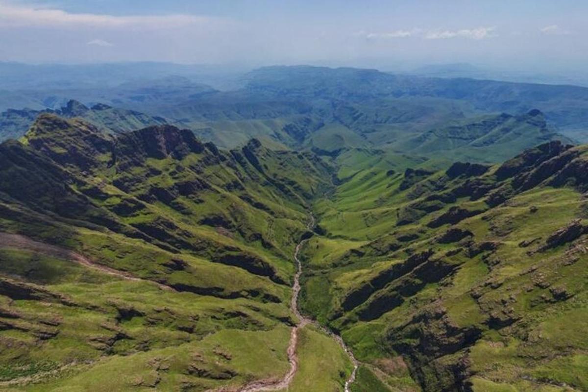 una vista aerea di una catena montuosa verde