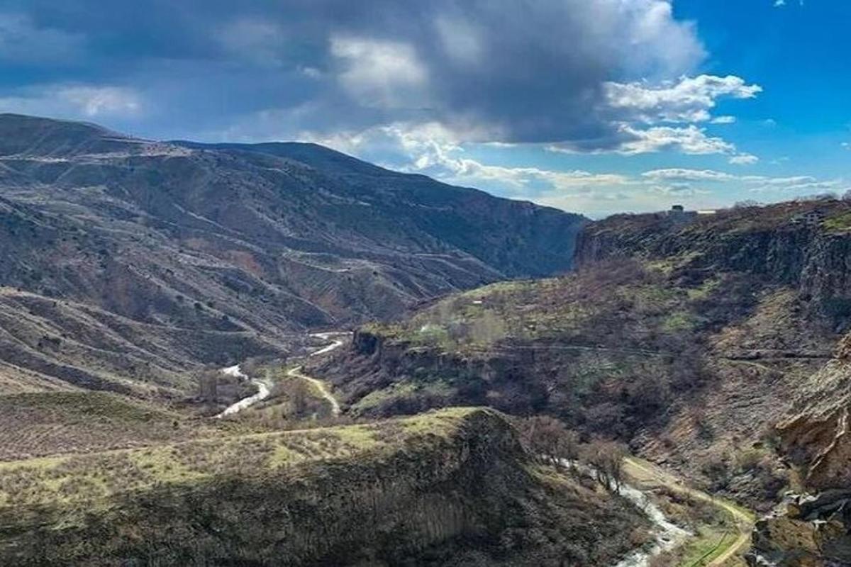 egy kanyon látképe egy hegyen lévő úttal