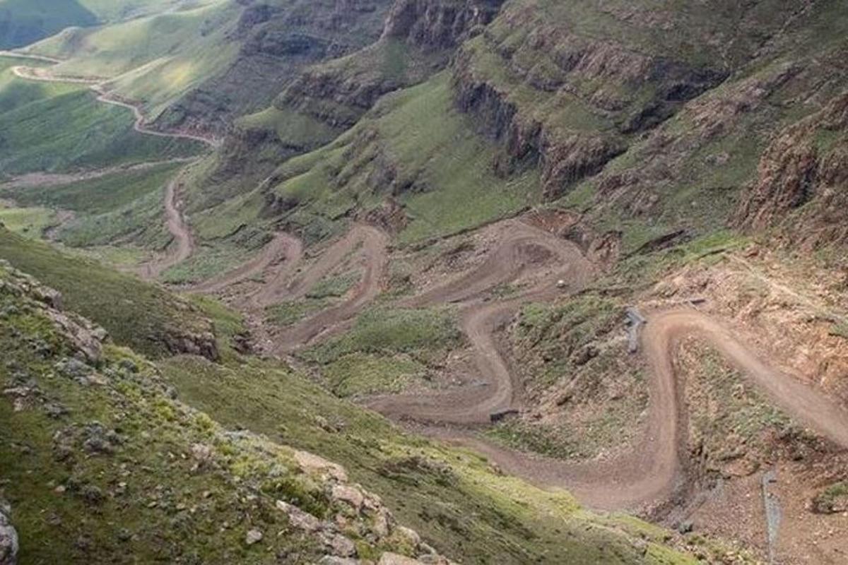 due strade sterrate tortuose sul fianco di una montagna