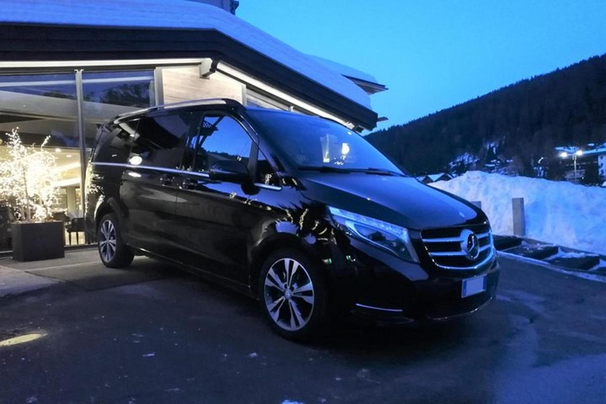 musta auto pysäköitynä rakennuksen eteen
