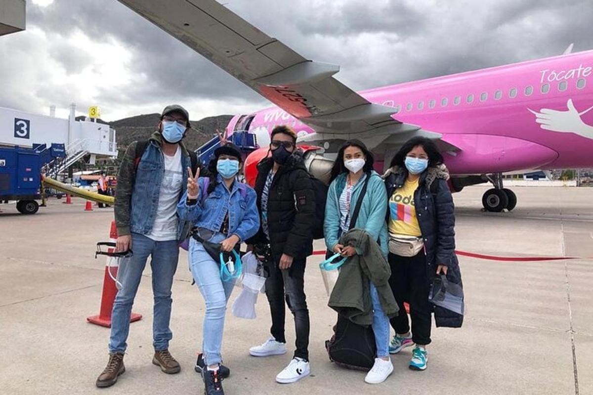 Un grupo de personas de pie frente a un avión.