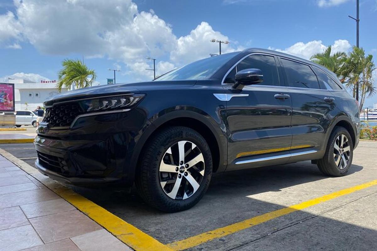um SUV preto estacionado em um estacionamento