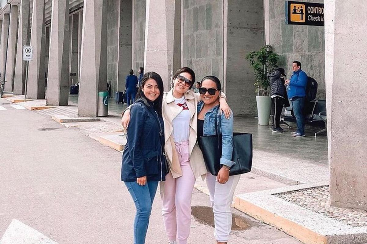 Tres mujeres posando para una foto frente a un edificio