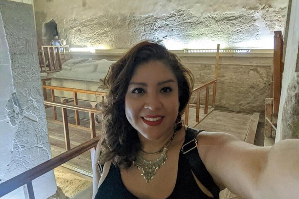 una donna in abito nero seduta su una scala