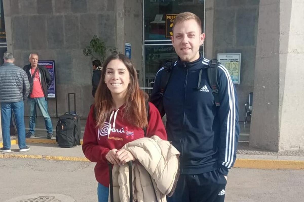 egy férfi és egy nő áll az utcán