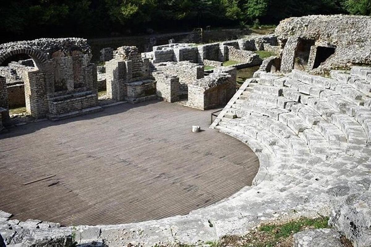 un grande anfiteatro con pavimento in legno e rocce