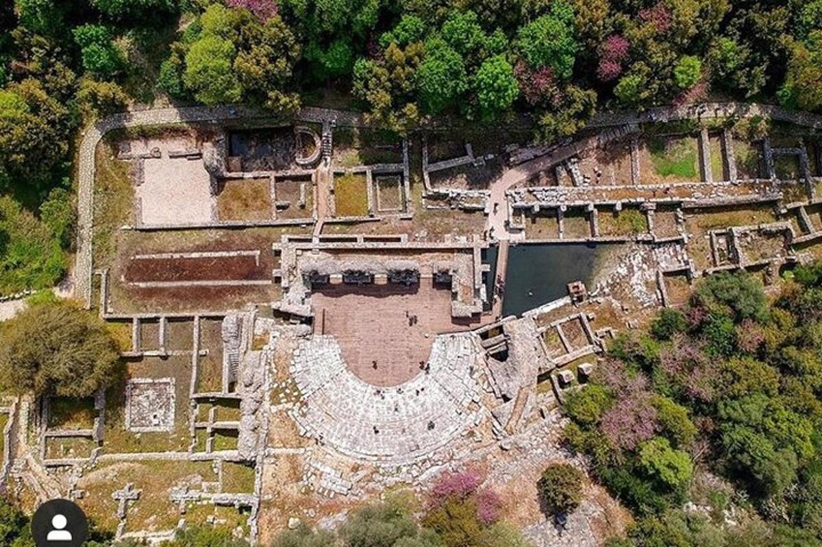 una vista aerea di un vecchio edificio con alberi