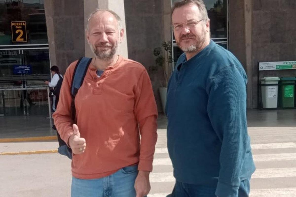 két férfi áll egymás mellett az utcán