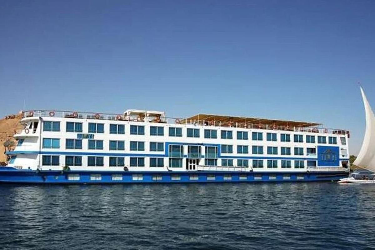 Un gran barco azul y blanco en el agua