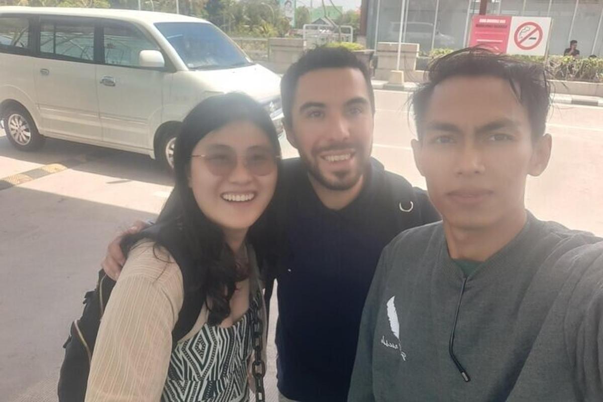 un uomo e una donna posano per una foto