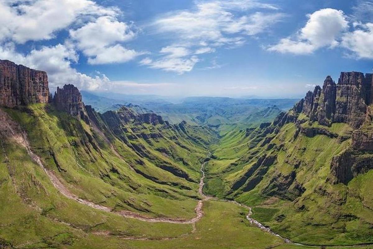 vista aèria d'un canyó amb un riu
