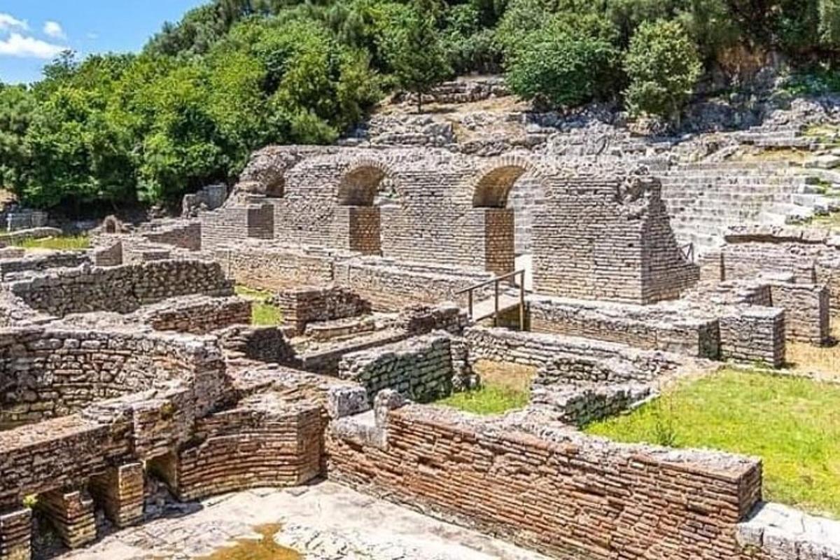 un antico anfiteatro con una montagna sullo sfondo