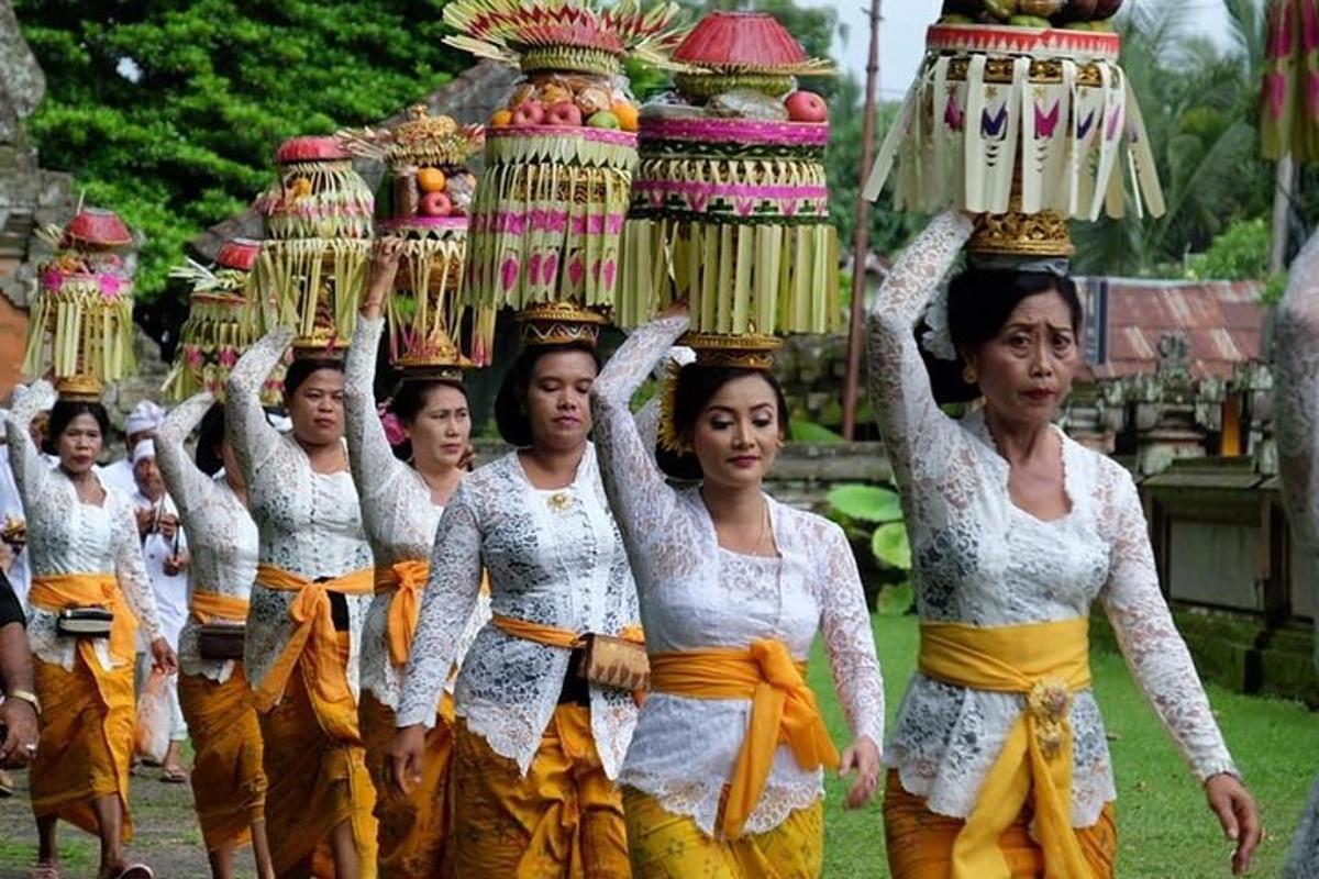 um grupo de mulheres dançando com cestos na cabeça