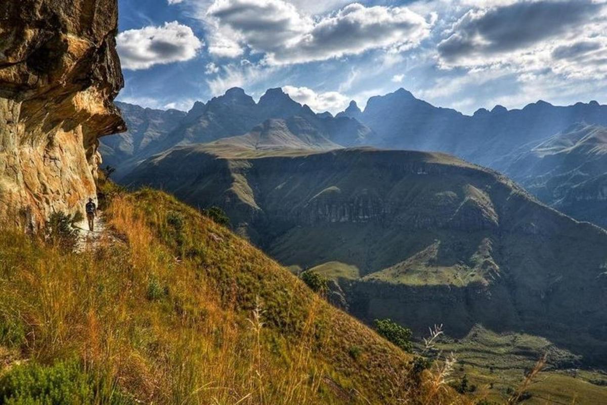 osoba stojící na vrcholu hory