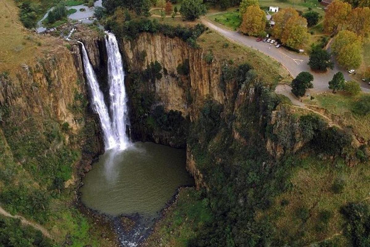 pemandangan udara air terjun di tebing