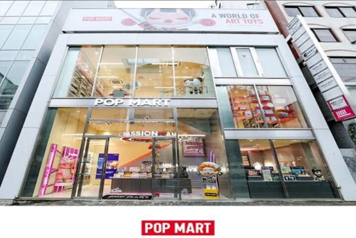 vedere frontală a unui magazin de produse pop