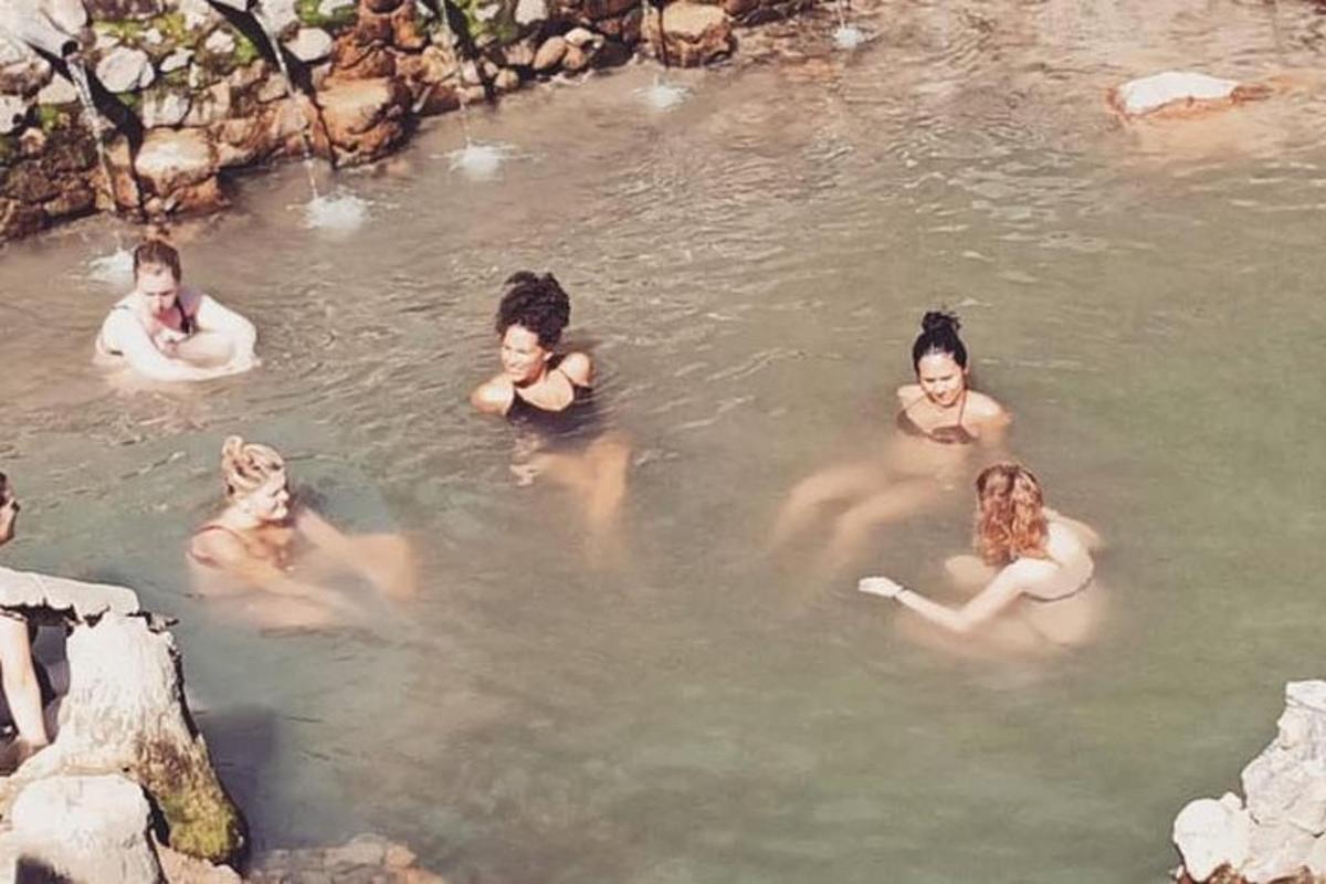 一群女人在热水浴缸里游泳