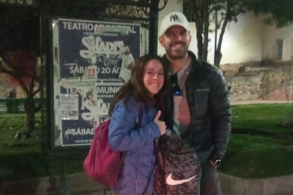 ένας άντρας και μια γυναίκα ποζάρουν για μια φωτογραφία