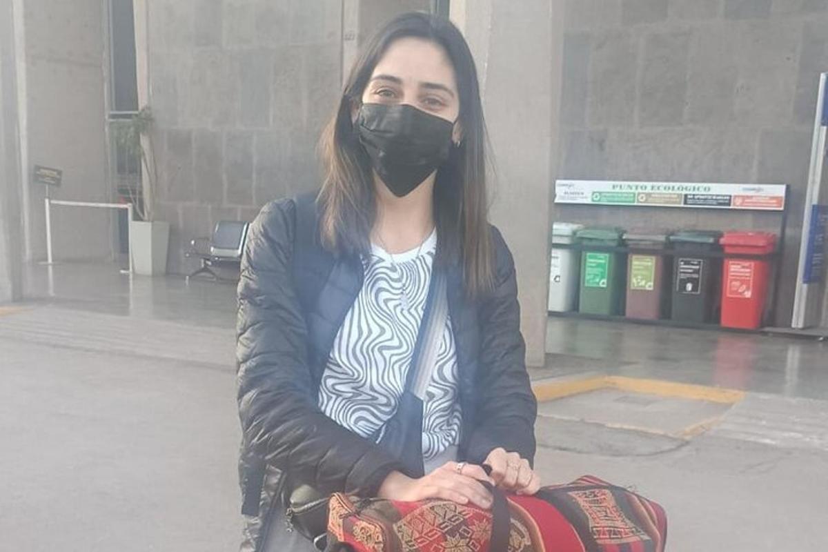Μια γυναίκα που φοράει μάσκα αερίων κάθεται στο πάτωμα