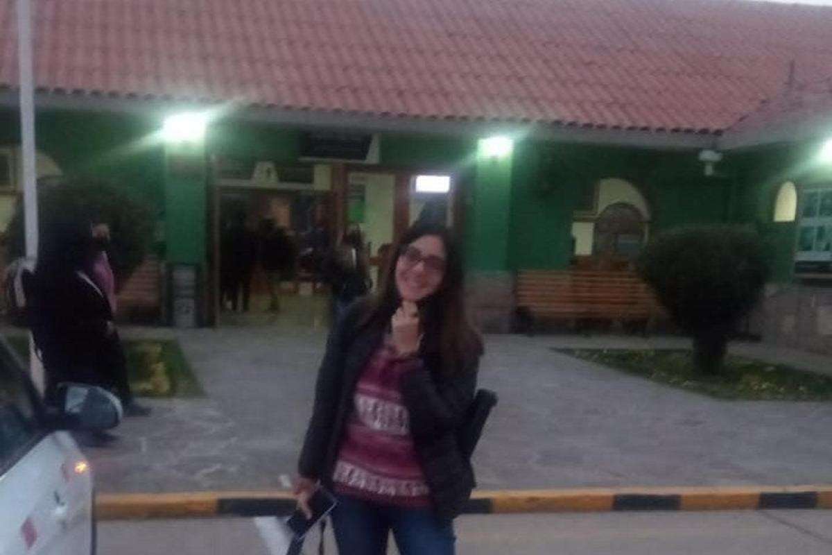 uma mulher está parada em frente a um prédio