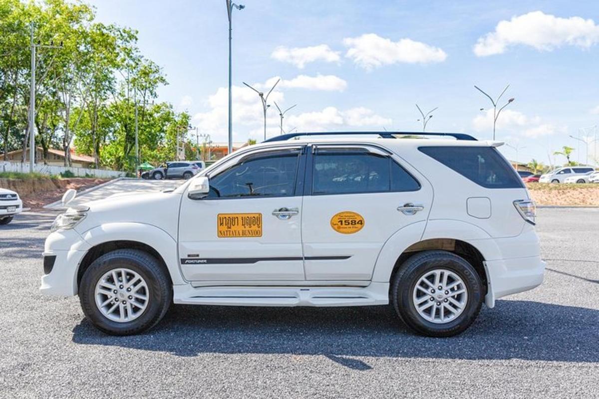 egy fehér autó parkolt a parkolóban