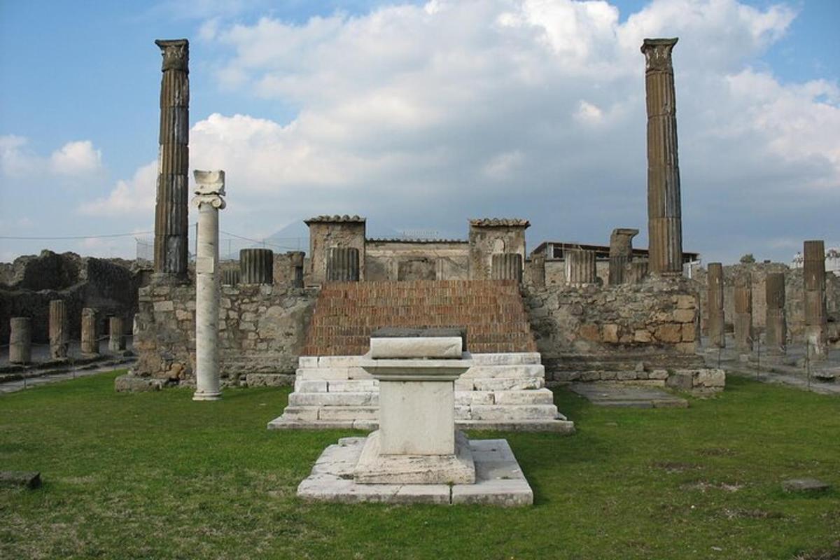 sammastega hoone ja monument rohus
