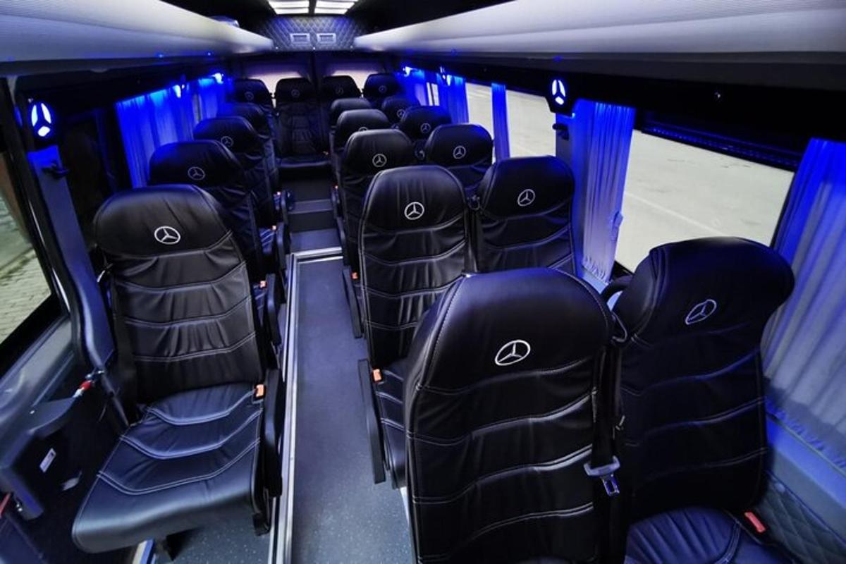 řada sedadel v prázdném autobuse