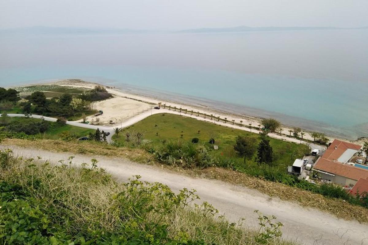 o vedere a unui drum de pământ lângă ocean