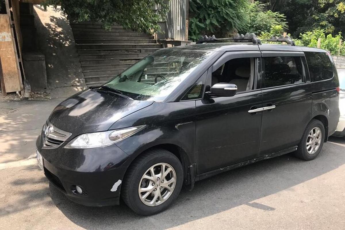 sebuah kereta hitam kecil diletakkan di tempat letak kereta