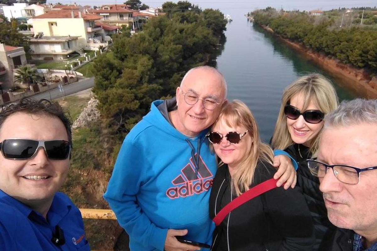 un grup de oameni care stau lângă un râu