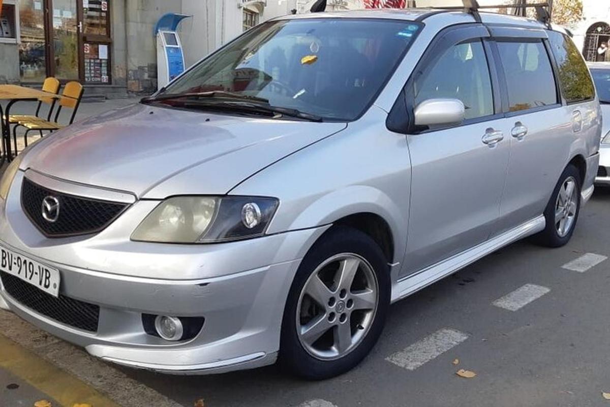 sebuah kereta berwarna perak diletakkan di tepi jalan