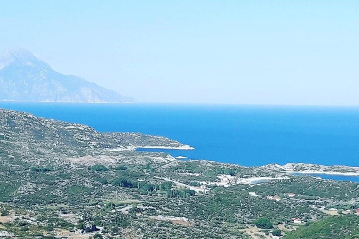 μια θέα ενός μεγάλου υδάτινου σώματος από ένα βουνό