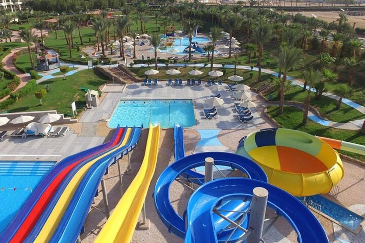 Letecký pohled na aquapark s tobogánem