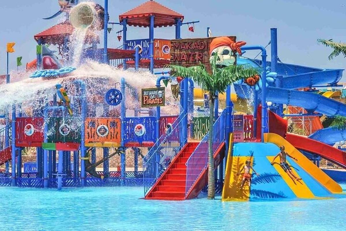 un parco acquatico con uno scivolo d'acqua in acqua