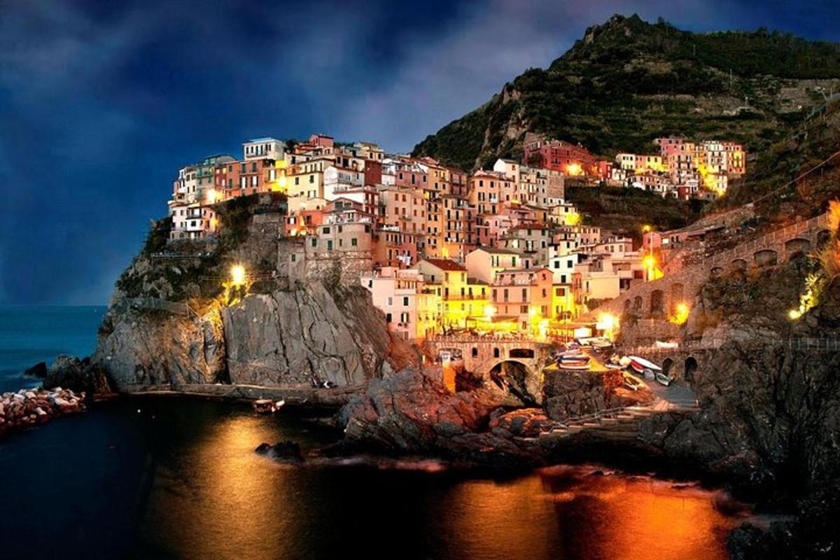 مدينة على جانب الجبل في الليل