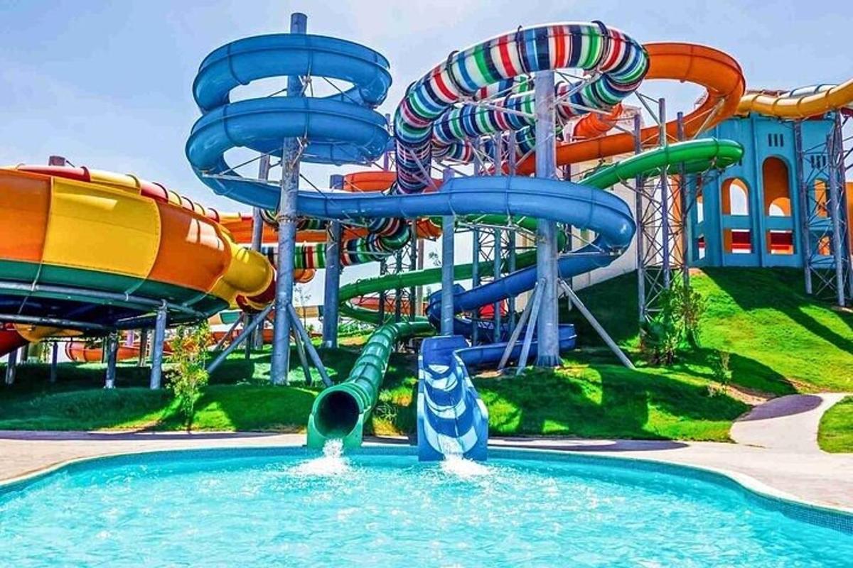 un parco acquatico con uno scivolo d'acqua