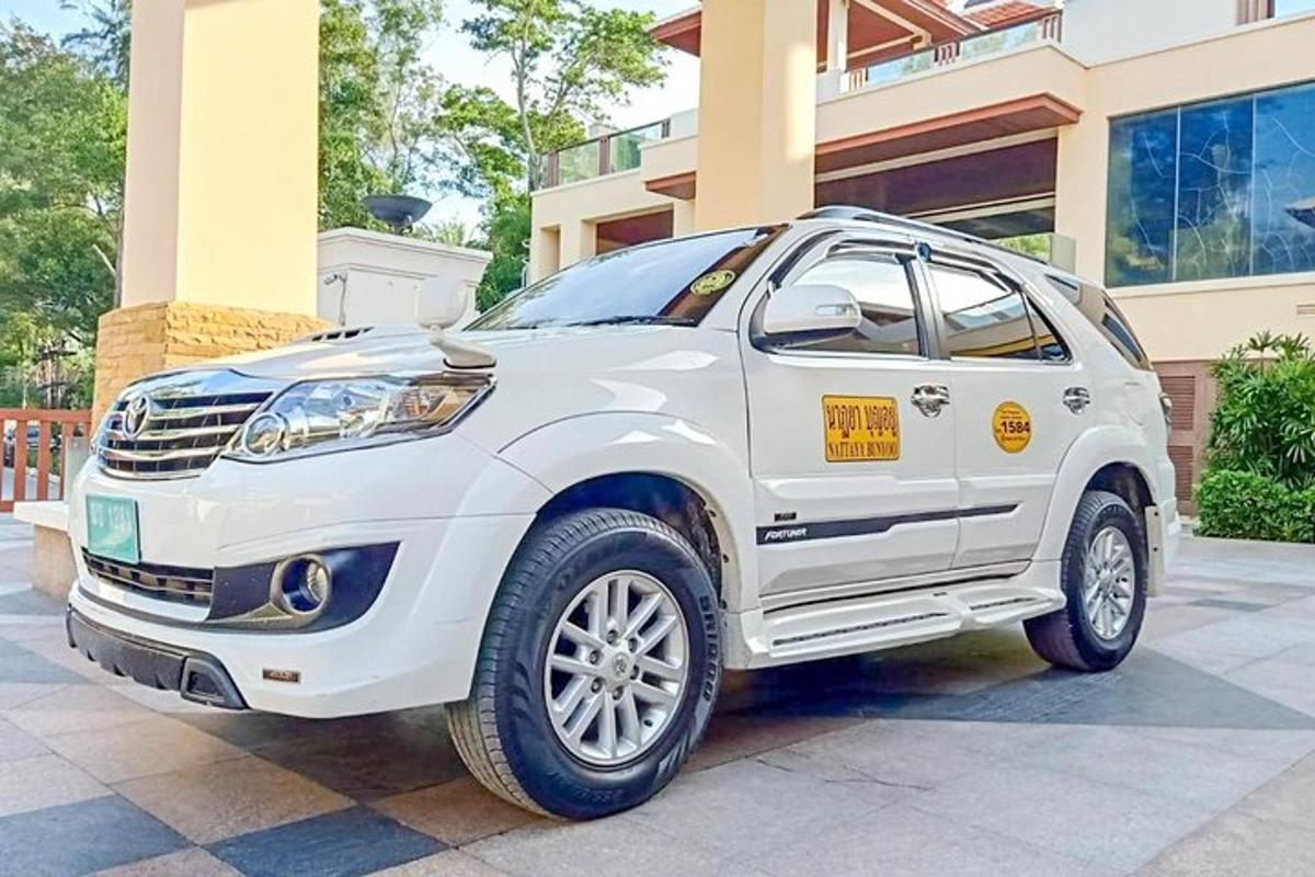 un SUV bianco parcheggiato davanti a un edificio