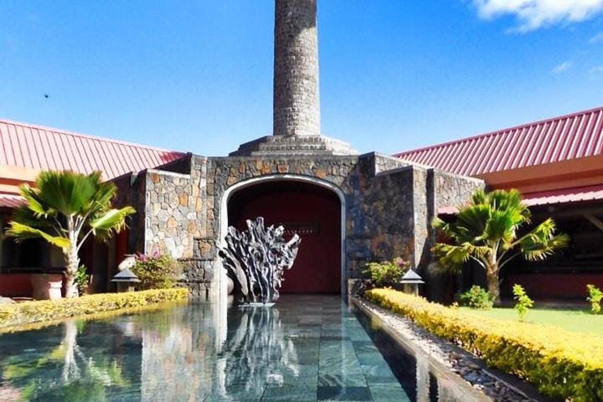 un edificio con una fuente delante de un edificio